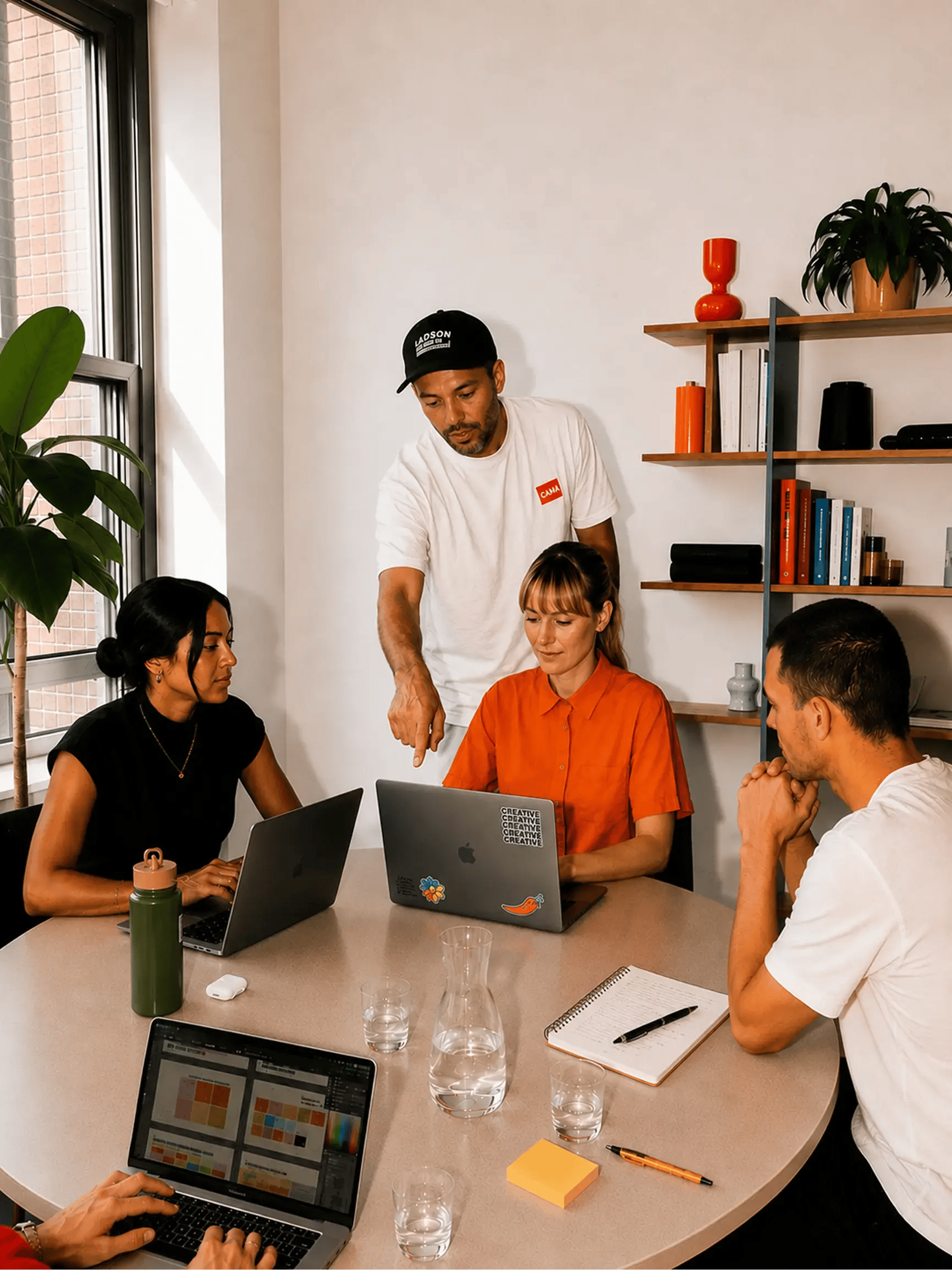 Un groupe autour du table suivent une formation sur leurs ordinateurs