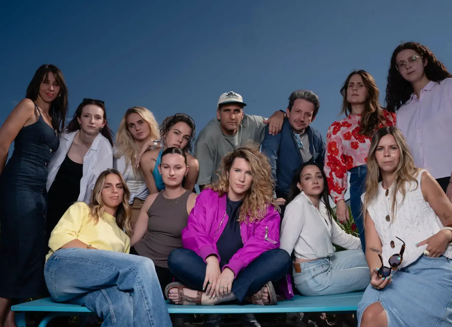 Groupe de 13 personnes dans un studio photo