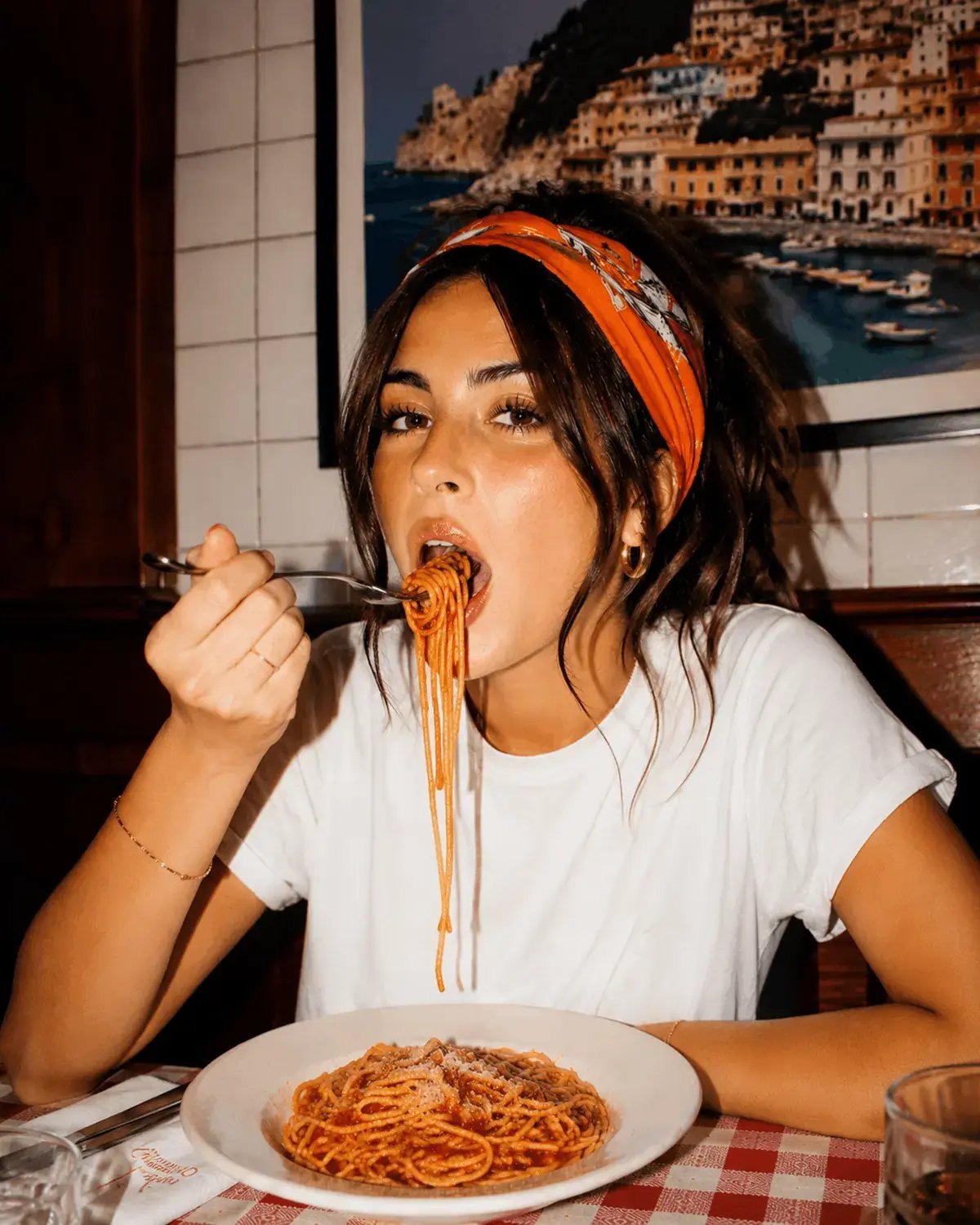 Une créatrice de contenus mange des spaghettis
