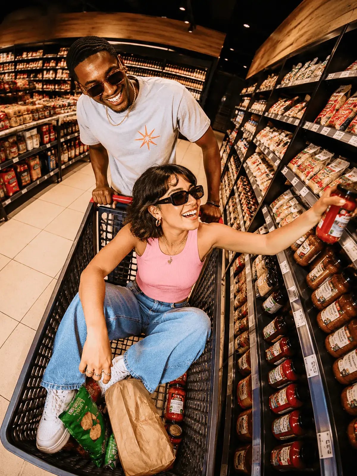 Deux jeunes font les courses dans un magasin