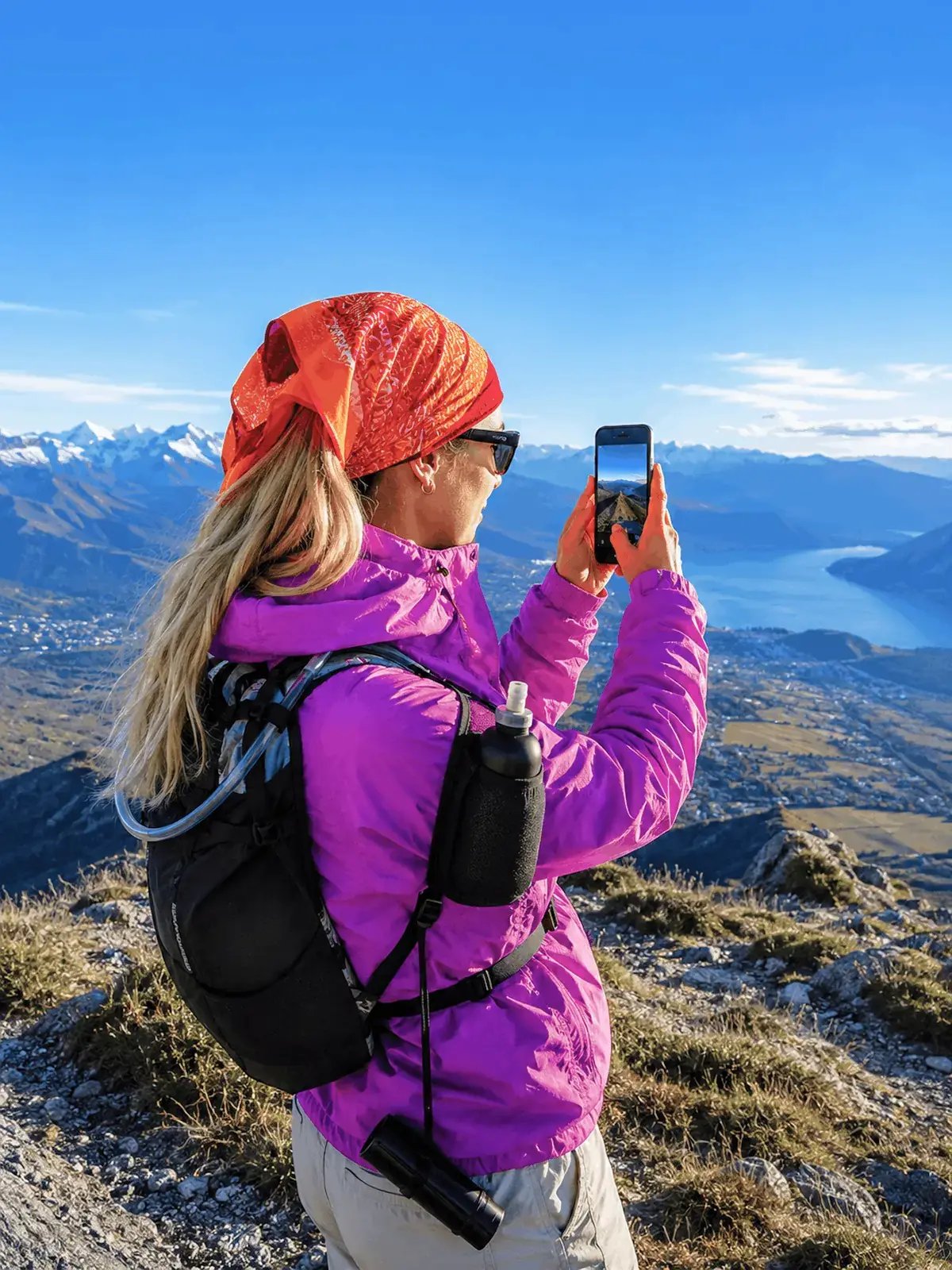 Une jeune femme prend une photo du paysage