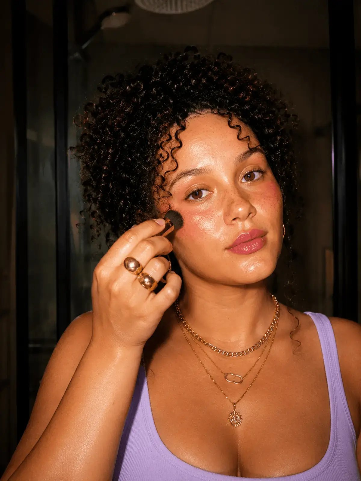 Une jeune femme se met du blush