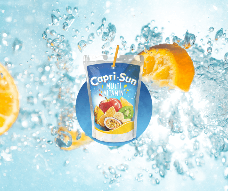 Packaging de la boisson Capri-Sun représentée dans de l'eau avec des fruits