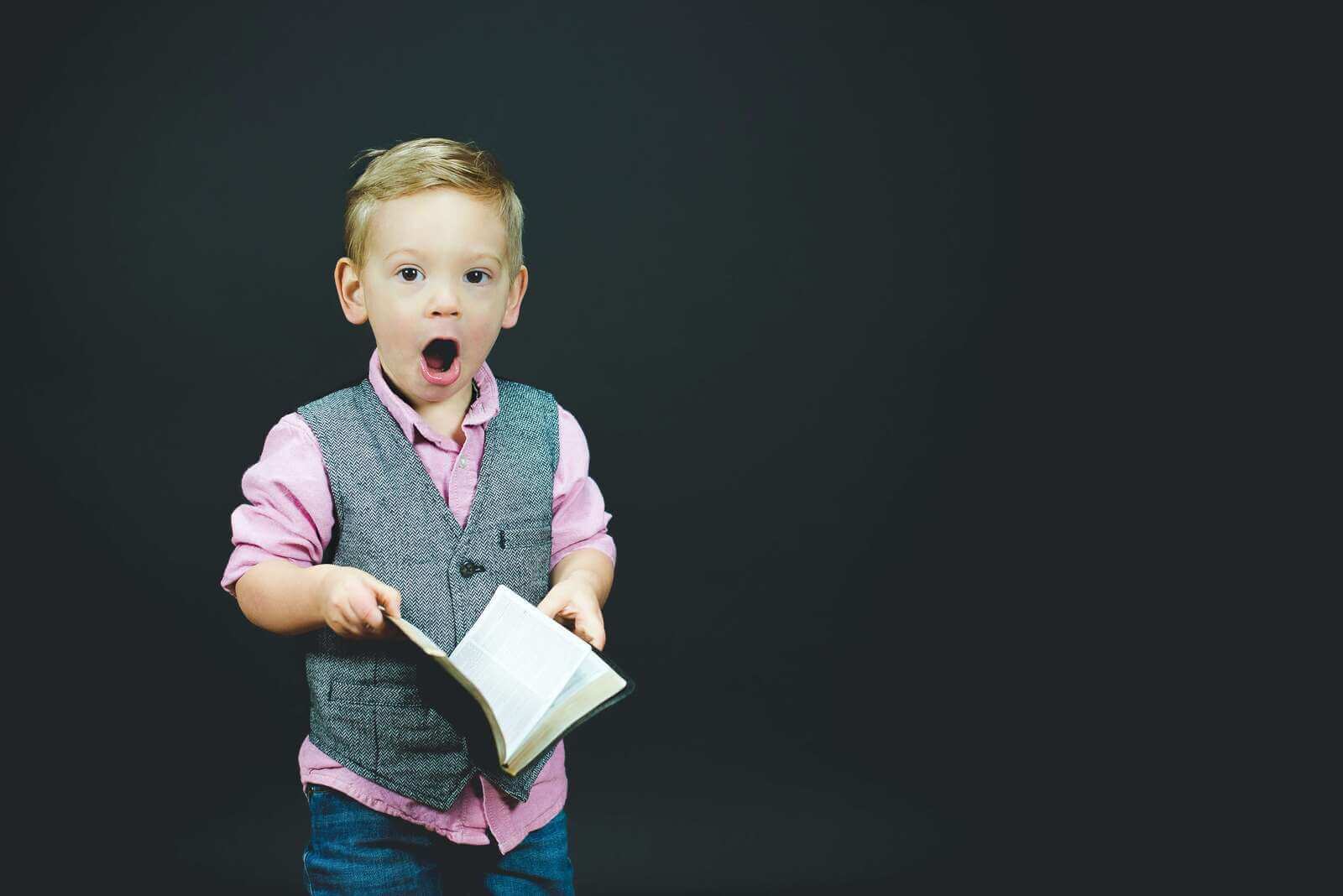 Enfant étonné de ce qu'il lit