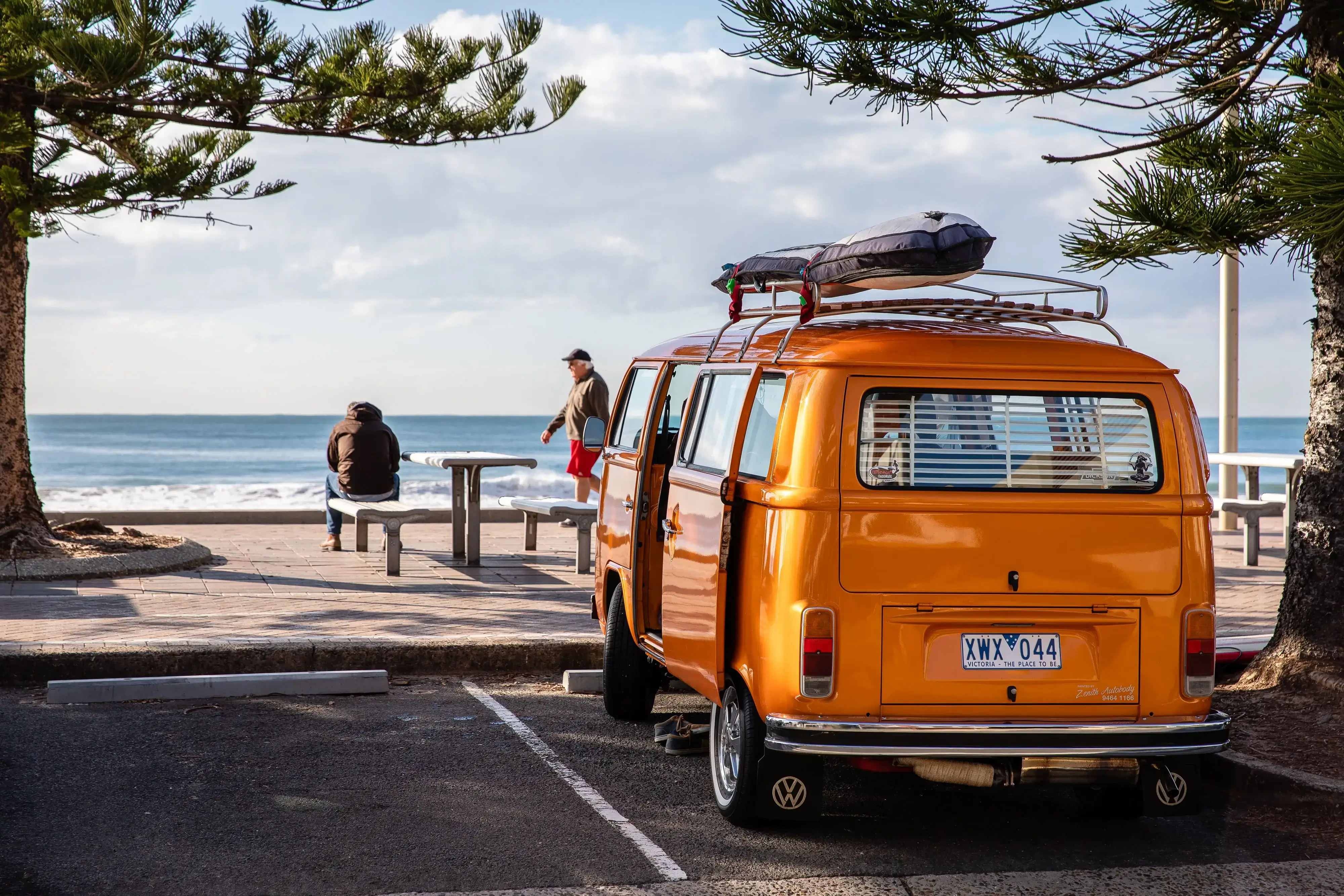 Un van orange garé devant la plage