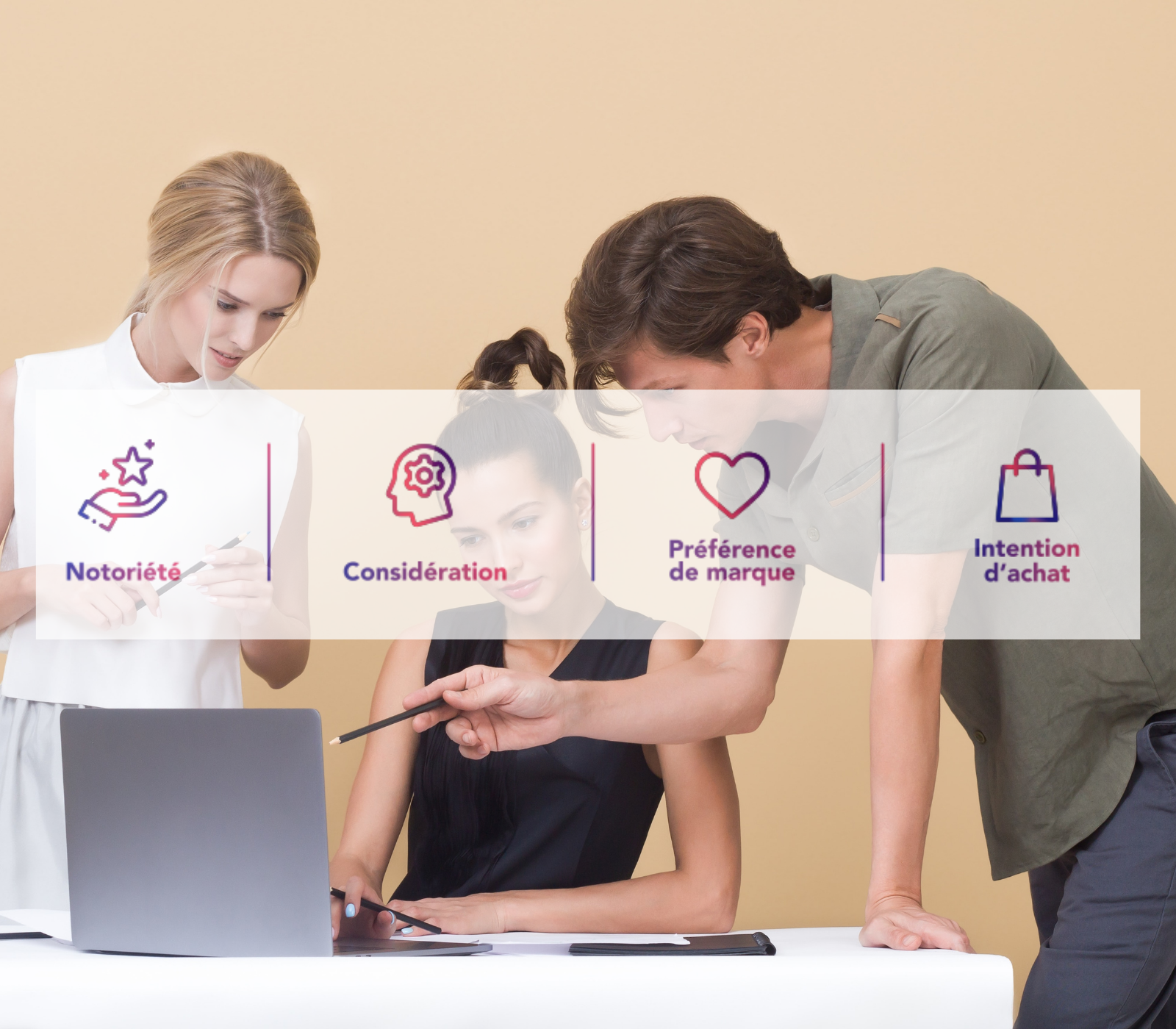 équipe en train de travailler sur le contenu Reech